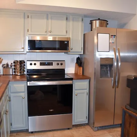 Cozy Mountain Getaway! Mountain Views! 2 Bed, 2 Bath, Sleeps 6 Apartment